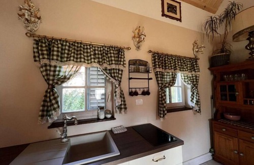 Ivancna Gorica Apartment | Edenski vrt Small One-Bedroom House with Terrace