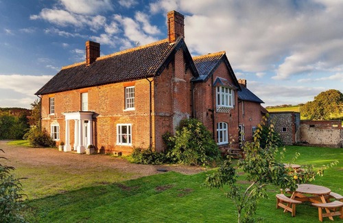 Walsingham Cottage | Edgar Farmhouse - sleeps 20 guests in 8 bedrooms