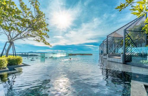 Pattaya Bay Apartment | Edge Central Pattaya Residence with Living Room