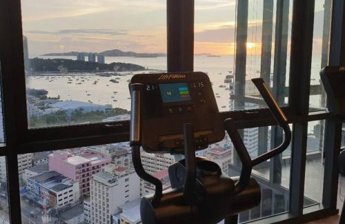 Pattaya Bay Apartment | Edge Central Pattaya Residence with Living Room