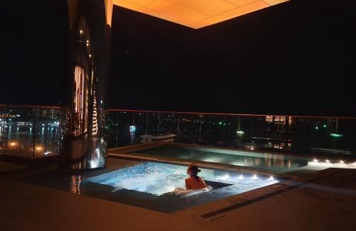 Pattaya Bay Apartment | Edge Central Pattaya Residence with Living Room