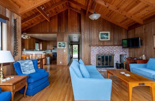 Inverness House | Edgemont | Modern Escape, Stunning Views & Comfort