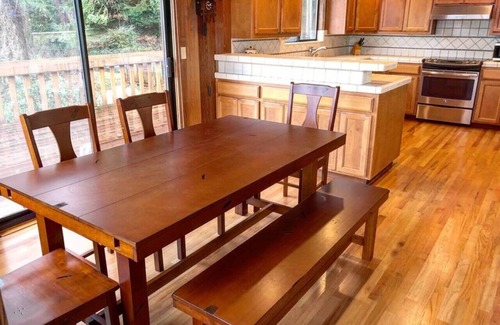 Inverness House | Edgemont | Modern Escape, Stunning Views & Comfort