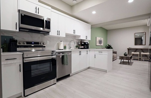 West Edmonton Condo | Edgemont Retreat Suite|Long Stays|WEM|Disney+