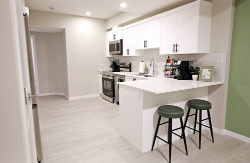 West Edmonton Condo | Edgemont Retreat Suite|Long Stays|WEM|Disney+
