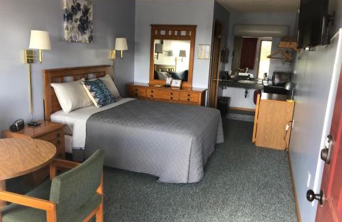 New Lisbon Hotel | EdgeOfTheWoodsMotel