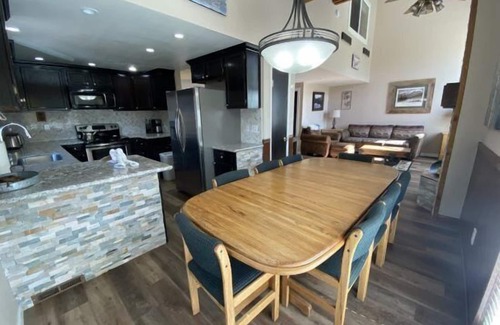 June Lake Condo | Edgewater #17 Refurbished unit with Mountain Views!
