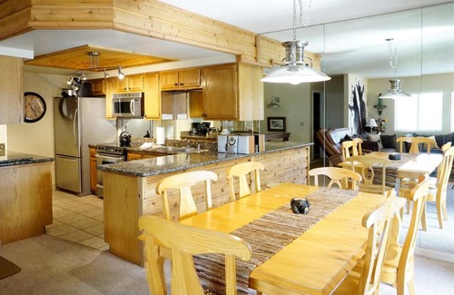 June Lake Apartment | Edgewater 18