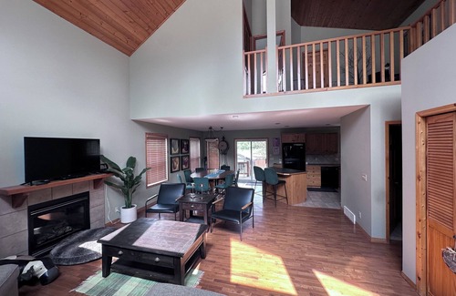 East Kootenay Cabin | Edgewater Escape: Your Cozy Cabin Getaway