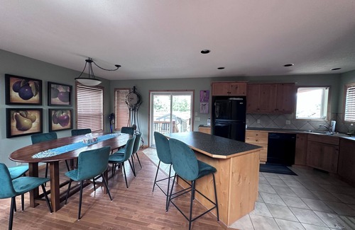 East Kootenay Cabin | Edgewater Escape: Your Cozy Cabin Getaway