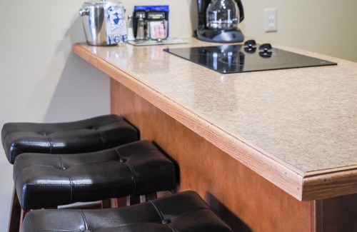 Charlevoix Condo | Edgewater Inn | Cozy Lakefront Escape | Pool, Hot Tub, Sauna | Full Kitchen