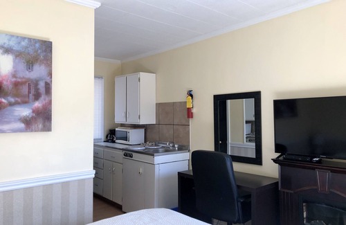 Timiskaming District Hotel | Edgewater Motel & Campground
