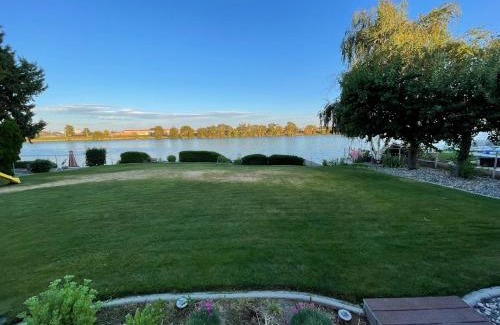 Moses Lake House | Edgewater Paradise HotTub Private Dock & Game Room