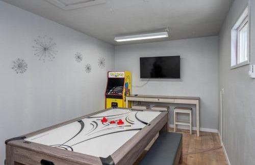 Moses Lake House | Edgewater Paradise HotTub Private Dock & Game Room