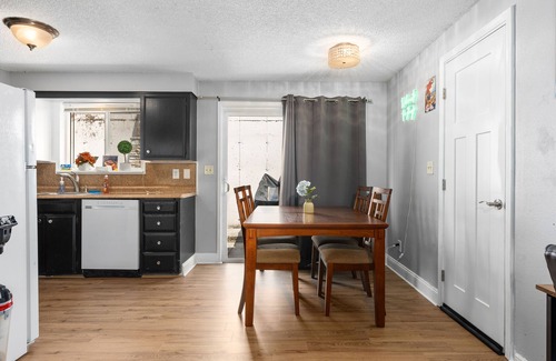 Edgewood Apartment | Edgewood Jungle Vibs Own unit A