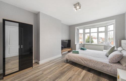 Brent Apartment | Edgware Oasis: Modern Haven near Tube & Park