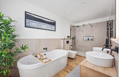 Zentrum Apartment | EDLER WOHNRAUM Schloßteich-Suite 3 SZ mit zwei Balkonen, Kaffeevollautomat, Kamin, Klima, Lift & zwei Parkplätzen
