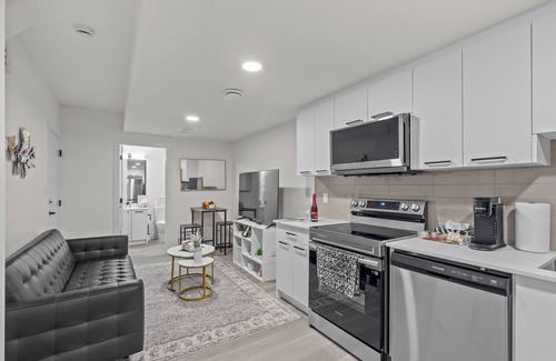 Old Strathcona House | Edmonton Whyte Ave Private Basement Suite 😍 Sleeps 4!