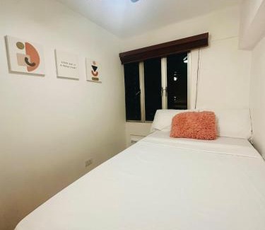Malamig Apartment | EDSA Cozy 3BR near MRT w Netflix and Karaoke Fun