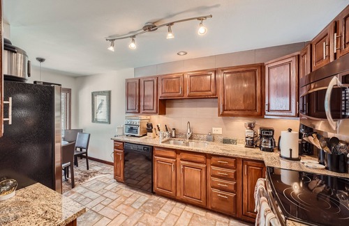 Edwards House | Edwards Townhome - Access to Tennis Courts, Pickle Ball, Pool, Gym, and HOA Hiking Trail