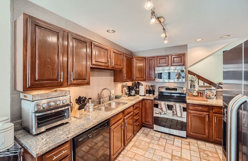 Edwards House | Edwards Townhome - Access to Tennis Courts, Pickle Ball, Pool, Gym, and HOA Hiking Trail