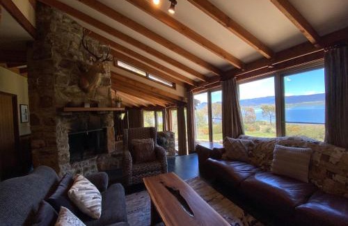 East Jindabyne House | Edzell - 5BR Luxury Living l Amazing Lakefront Home l Games Room l Tennis Court l WiFi