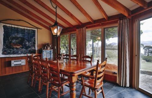 East Jindabyne House | Edzell - 5BR Luxury Living l Amazing Lakefront Home l Games Room l Tennis Court l WiFi