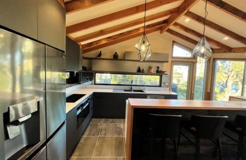 East Jindabyne House | Edzell - 5BR Luxury Living l Amazing Lakefront Home l Games Room l Tennis Court l WiFi