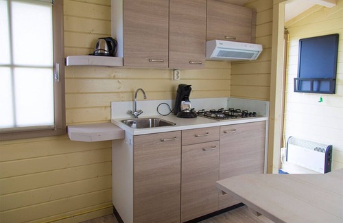 Nieuwvliet House | Eenvoud met Comfort, Eigen Toilet, Op Glamping Veld