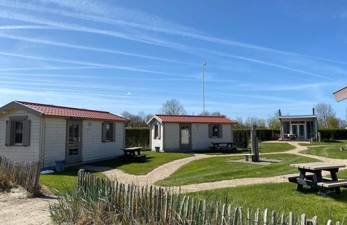 Nieuwvliet House | Eenvoud met Comfort, Eigen Toilet, Op Glamping Veld