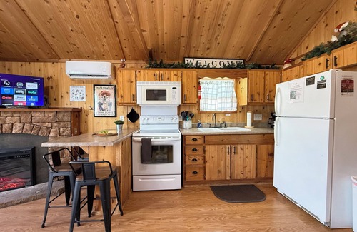 Island Park Cabin | EF Foxtail Cabin * Wifi & Satellite Access, Bbq Grill, Sleeps 4, Fire Pit, 32 Miles to Yellowstone