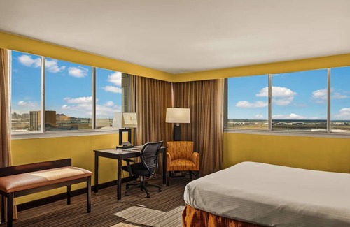 Western Honolulu Hotel | Effortless Airport Access with Swimming Pool & Shuttle | King Bed with City View