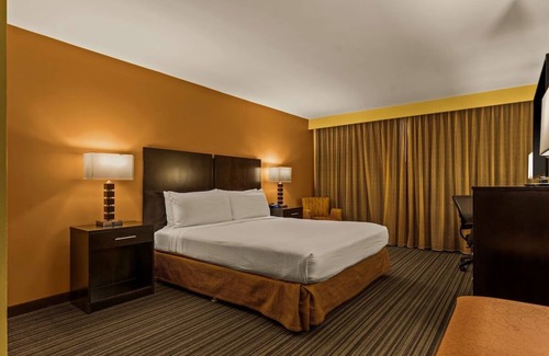 Western Honolulu Hotel | Effortless Airport Access with Swimming Pool & Shuttle | King Bed with City View
