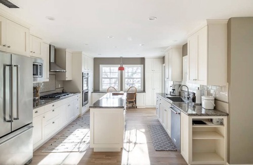 Kenwood House | [Egg Farm Ranch] Heated Pool - Water Slide - Hot Tub - Dog Friendly
