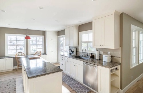Kenwood House | [Egg Farm Ranch] Heated Pool - Water Slide - Hot Tub - Dog Friendly
