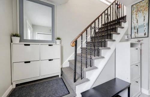 Keelesdale - Eglinton West Apartment | Eglinton West Guest Suite