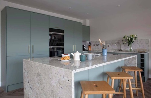 Ampney Crucis House | Egret Lodge | Lakeside Hot Tub Retreat + Kayaks