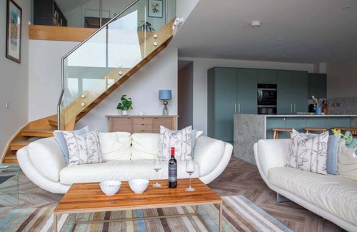 Ampney Crucis House | Egret Lodge | Lakeside Hot Tub Retreat + Kayaks