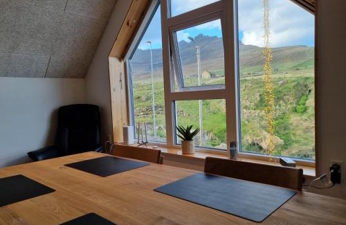 Vidareidi Apartment | Eiðsvíkslon - The Red Boathouse by the Sea