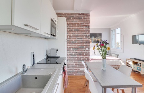 Quartier de l'Ecole-Militaire Apartment | Eiffel Tower view + terrace Saint Germain des Pres