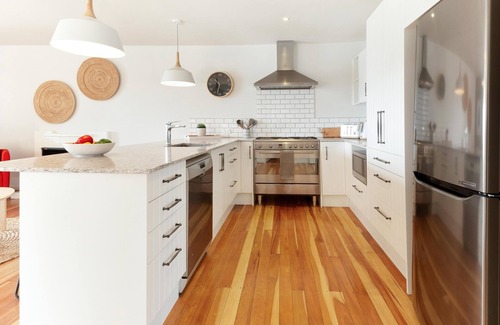Oneroa House | Eight on Church - near Mudbrick & Cable Bay - Comfortable Stylish Premium Holiday Home
