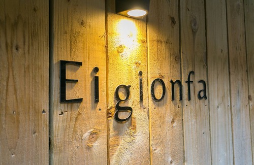 Menai Bridge Cottage | Eigionfa - an on the beach that sleeps 8 guests in 3 bedrooms