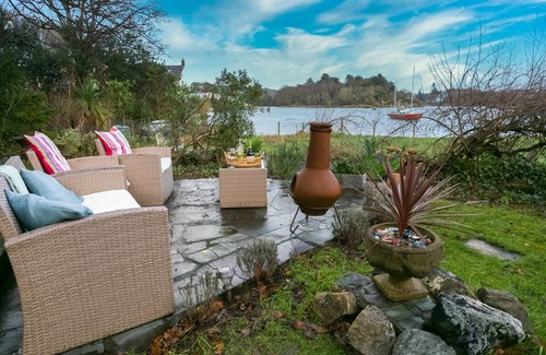 Menai Bridge Cottage | Eigionfa - an on the beach that sleeps 8 guests in 3 bedrooms