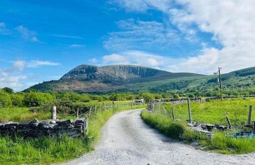 Caernarfon House | Eilio Cottage- Closely located to Snowdon