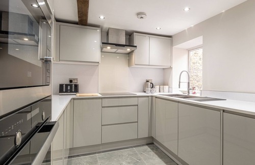 Malmesbury House | Eilmers Cottage Lovely 4BD in Malmesbury