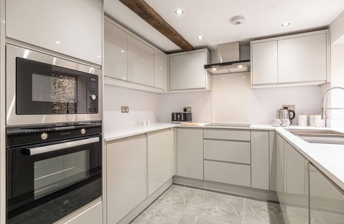 Malmesbury House | Eilmers Cottage Lovely 4BD in Malmesbury