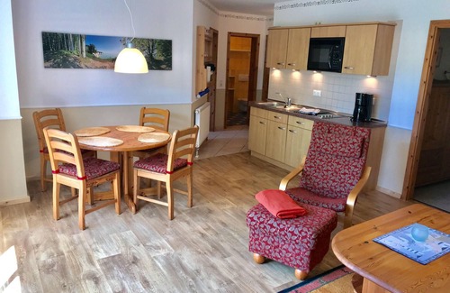 Glowe Apartment | Ein Steinwurf zum Ostseestrand: Ferienwohnung Martha mit Terrasse