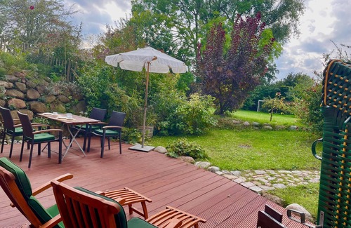 Glowe Apartment | Ein Steinwurf zum Ostseestrand: Ferienwohnung Martha mit Terrasse
