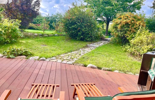 Glowe Apartment | Ein Steinwurf zum Ostseestrand: Ferienwohnung Martha mit Terrasse