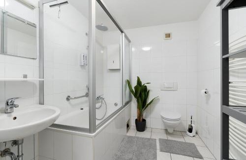 Ruhrort Apartment | Einfach aber sehr komfortabel - Wohnung für 12 Personen - 2xWC - Gruppen, Messe, Monteure, Studenten - Voll ausgestattet - 6 Betten 140x200cm hochwertig, 3 Smart-TV 55 Zoll Netflix, 1000 Mbit WLAN, voll ausgestattete Küche